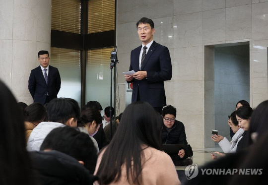 이복현 금융감독원장이 28일 서울 중구 은행회관에서 은행지주 이사회 의장 간담회를 마친 뒤 백브리핑하고 있다. [사진=연합뉴스]